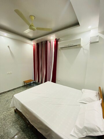 Bedroom in 4 BHK Builder Floor at Sector 38 – for Rent