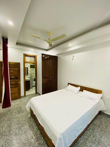 Bedroom in 4 BHK Builder Floor at Sector 38 – for Rent