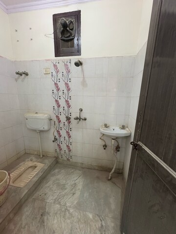 Bathroom in 2 BHK Apartment at Shalimar Apartments Shalimar Garden, Shalimar Garden – for Rent