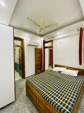 Bedroom in 4 BHK Builder Floor at Sector 38 – for Rent