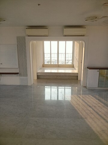 Room in 3 BHK Apartment at Jolly Highrise Apartments, Pali Hill – for Rent