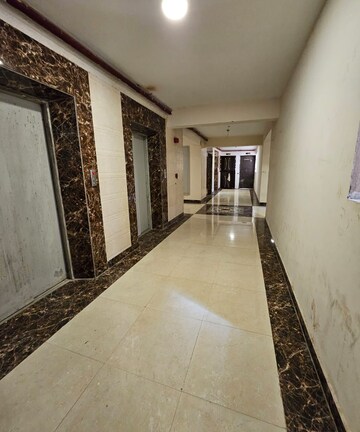 Lift in 2 BHK Apartment at RG Luxury Homes, Sector 16b Greater Noida – for Sale