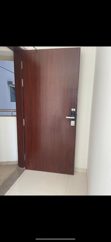 Room in 4 BHK Apartment at Amanora Adreno Towers, Hadapsar – for Sale