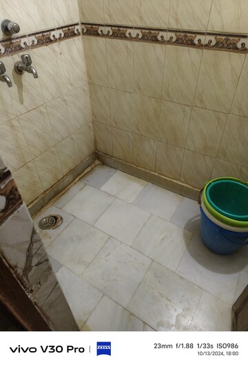 Bathroom in 1.5 BHK Apartment at Sector 15 – for Rent