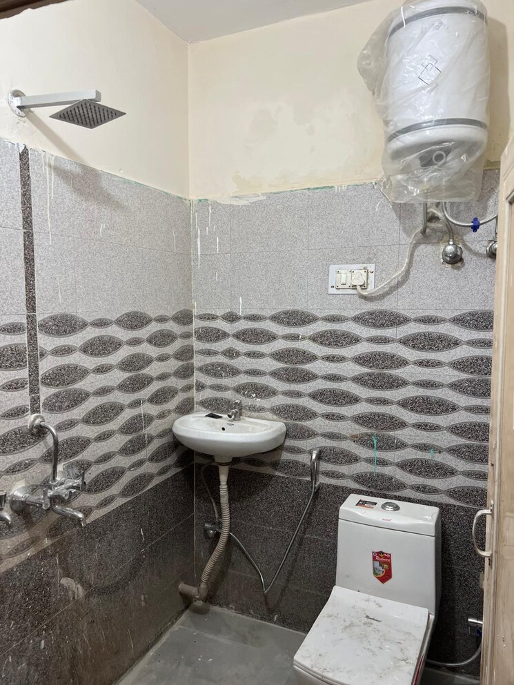 Bathroom, ardee-city 1 Bedroom 204 Sq.Ft. Builder Floor In Sector 52 Gurgaon 7905480