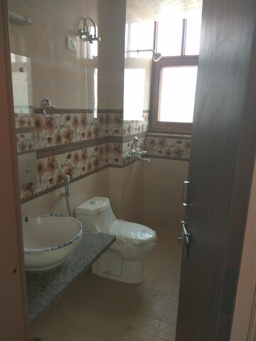Bathroom in 2 BHK Builder Floor at DLF Centre Court, Sector 42 – for Rent