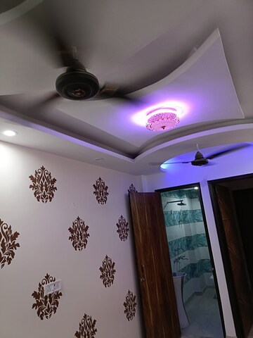 Furnished Amenities in 2 BHK Apartment at Nirman Vihar – for Rent