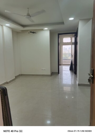 Building Lobby in 3 BHK Builder Floor at Ardee City, Sector 52 – for Rent