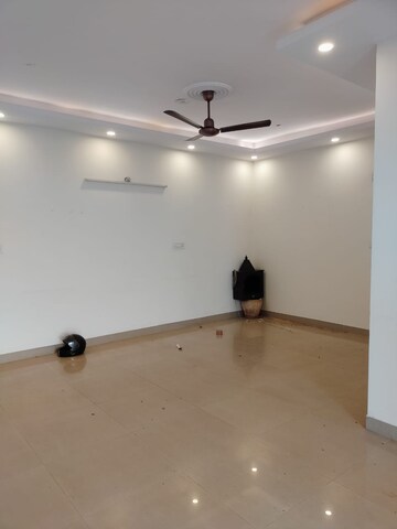 Room in 3 BHK Apartment at Dhoot Time Residency, Sector 63 – for Rent