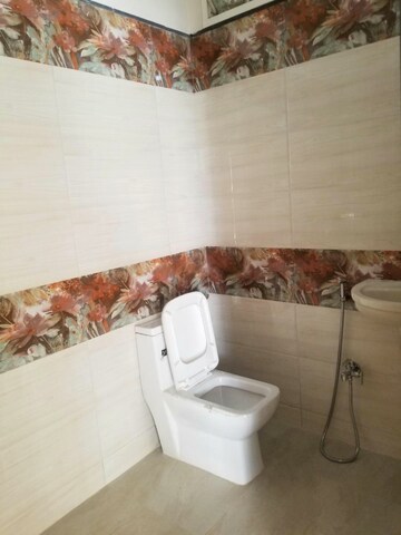 Bathroom in 1.5 BHK Apartment at Mulund West – for Rent