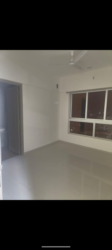 Room in 2 BHK Apartment at Shapoorji Pallonji Alpine, Kandivali East – for Rent