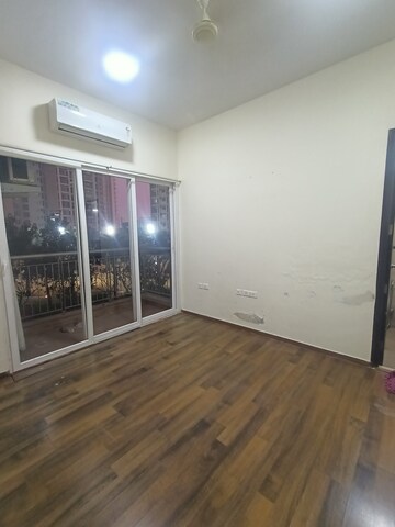 Room in 3 BHK Apartment at Runwal Greens Pinewood, Mulund West – for Rent