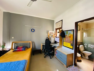 Master Bedroom in 4 BHK Apartment at Parsvnath Green Ville, Sector 48 – for Sale
