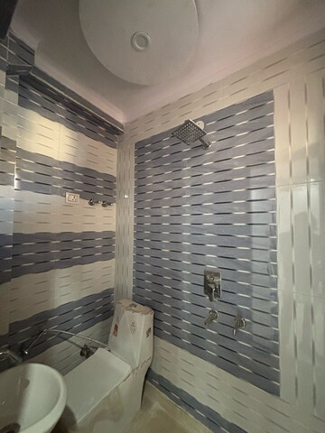 रेसिडेंशियल बिल्डर फ्लोर वर्ग फुट फॉर रेंट इन द्वारका मोर दिल्ली  7907243