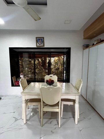 Master Bedroom in 2.5 BHK Apartment at Mittal Dariya Mahal, Malabar Hill – for Rent