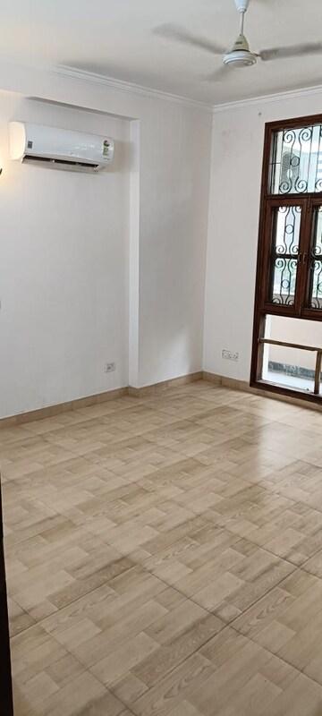 Room in 3 BHK Builder Floor at Unitech Singleton Floors South City, Sector 50 – for Rent