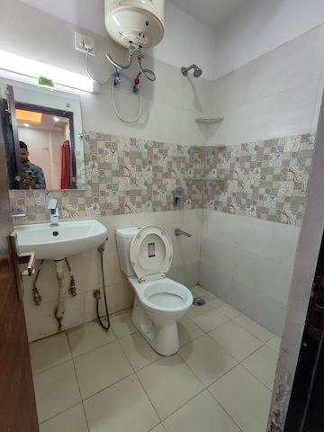 Bathroom in 1 BHK Builder Floor at Sector 27 – for Rent