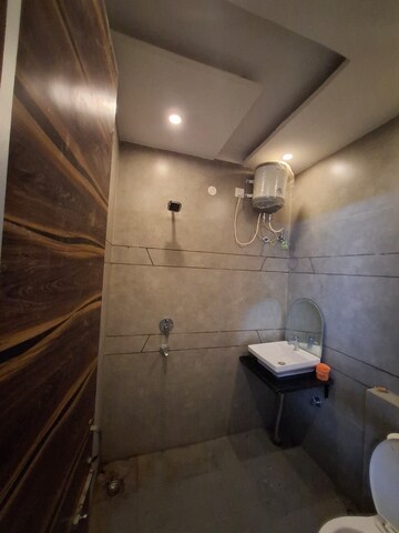 Bathroom in 3 BHK Apartment at Sunshine Enclave, Vip Road – for Rent