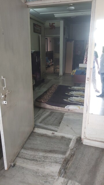 Parking in 1.5 BHK Builder Floor at Mayur Vihar Phase 1 – for Rent