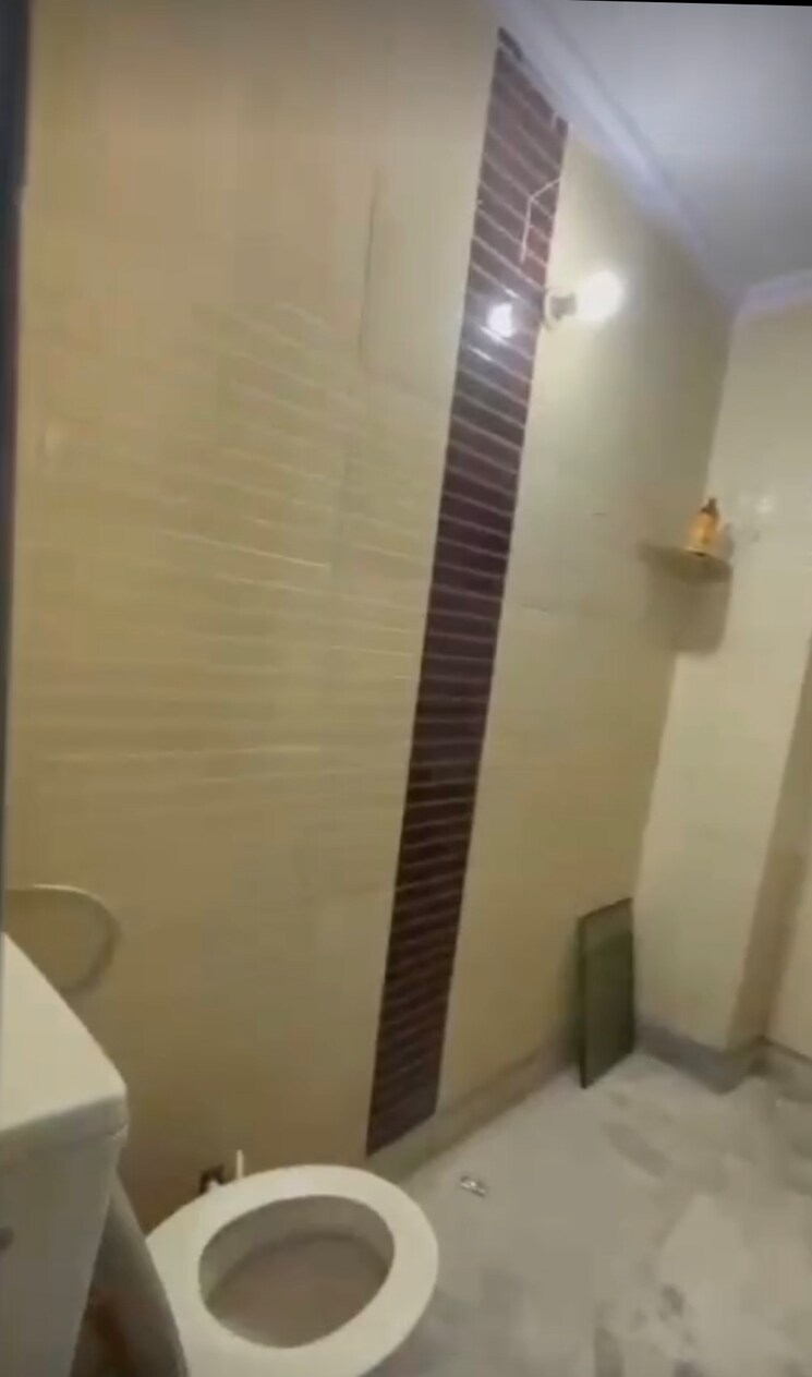 Bathroom, uttam nagar 3 Bedroom 100 Sq.Yd. Builder Floor In Uttam Nagar Delhi 7907840