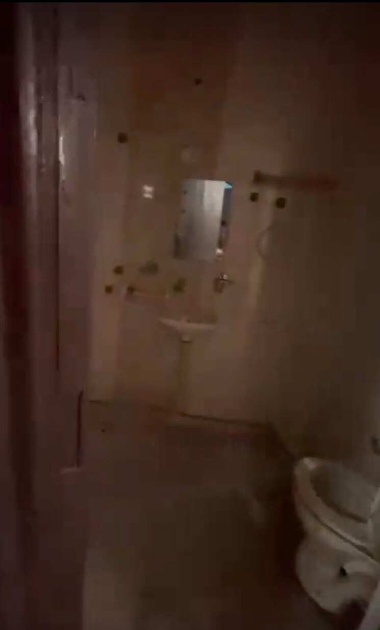 Bathroom, uttam nagar 3 Bedroom 100 Sq.Yd. Builder Floor In Uttam Nagar Delhi 7907840