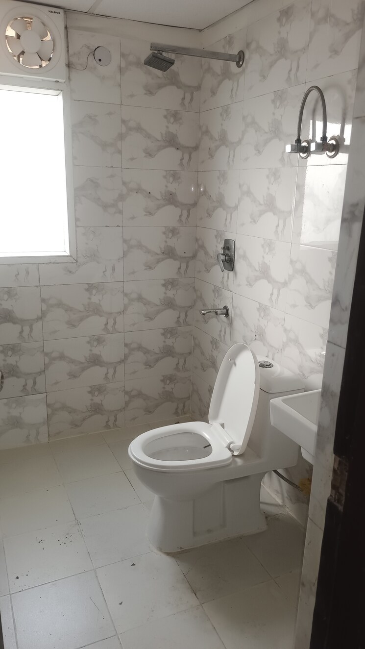 Bathroom, sethi-max-royale 2 Bedroom 895 Sq.Ft. Apartment In Sector 76 Noida 7907856