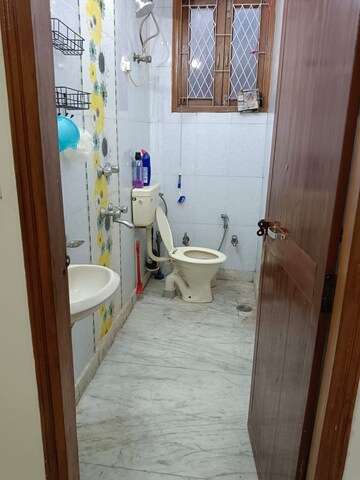 Attached Bathroom in 1 BHK Builder Floor at Lajpat Nagar – for Rent