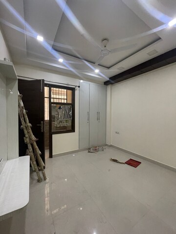 Room in 3 BHK Builder Floor at Paschim Vihar – for Rent