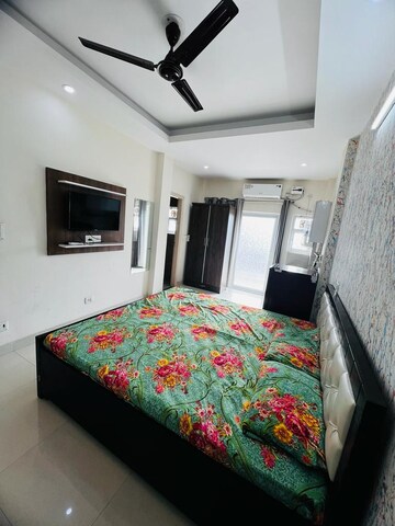 Bedroom in 1 RK Builder Floor at Ansal Sushant Lok I, Sector 43 – for Rent