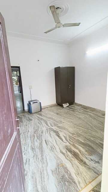 Room in 2 BHK Apartment at Cosmos Executive, Sector 3 – for Rent