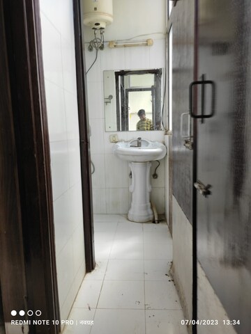 Building Lobby in 1 BHK Builder Floor at Ansal Sushant Lok I, Sector 43 – for Rent