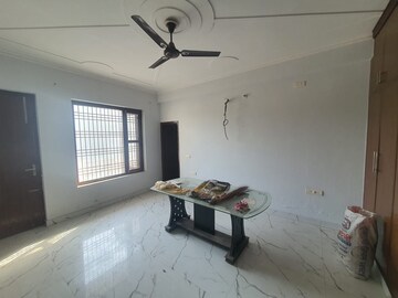 Room in 3 BHK Apartment at Faridabad Central – for Sale