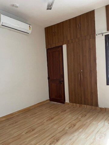 Room in 2 BHK Apartment at Arun Vihar, Sector 29 – for Rent