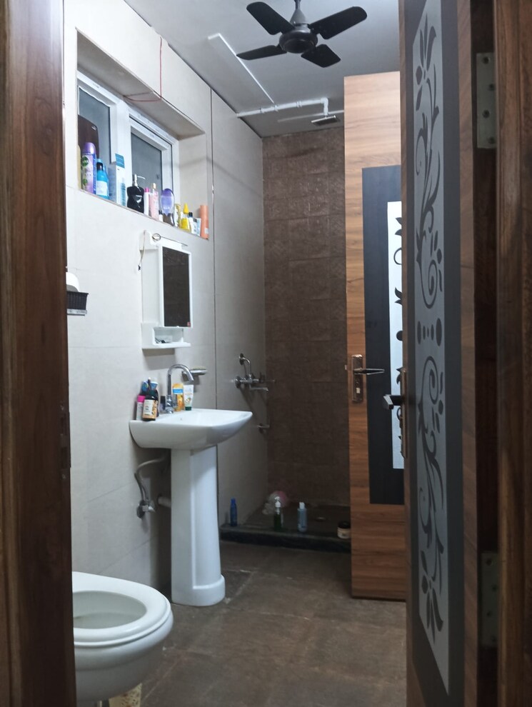 Bathroom, sector 23 2 Bedroom 161 Sq.Yd. Builder Floor In Sector 23 Gurgaon 7908632