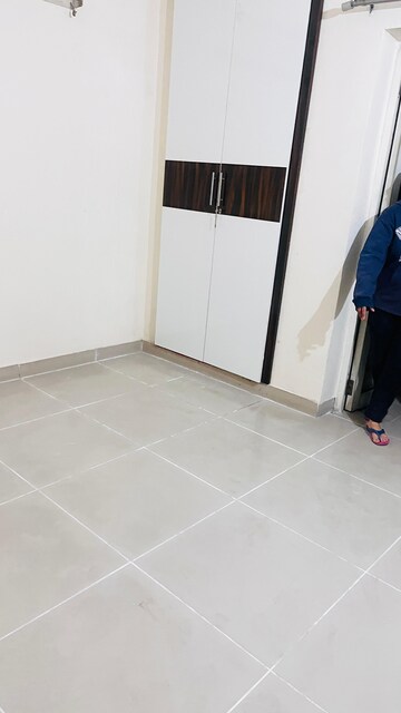 Room in 2 BHK Apartment at Panchsheel Greens, Sector 16 Greater Noida – for Rent