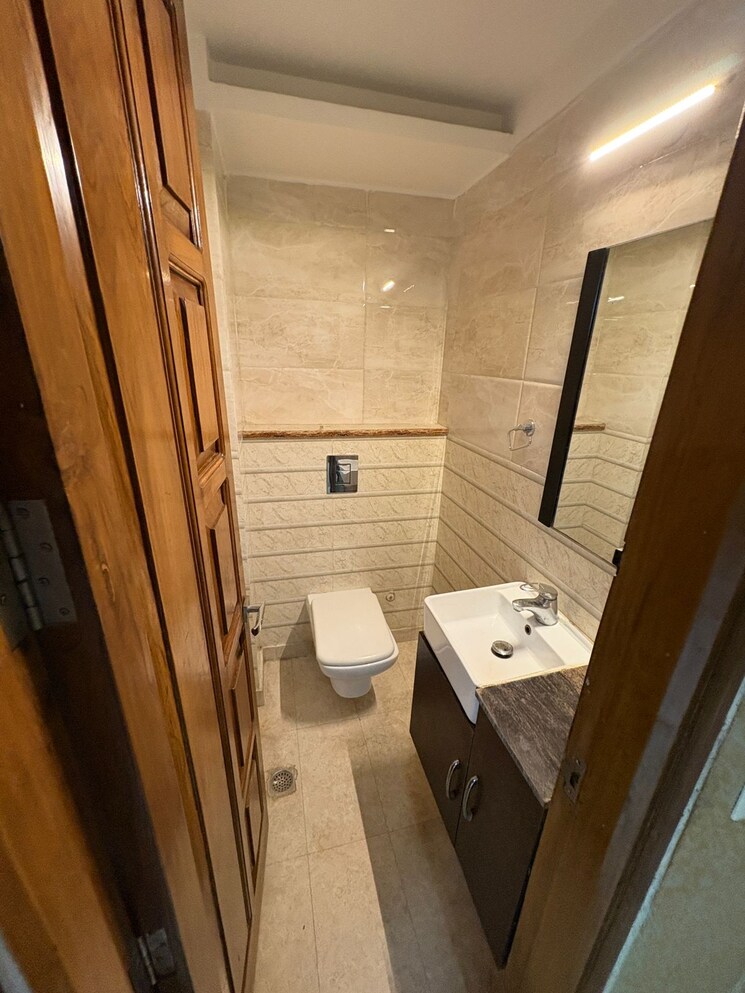 Bathroom, dlf-richmond-park 4 Bedroom 2905 Sq.Ft. Apartment In Sector 43 Gurgaon 7908679