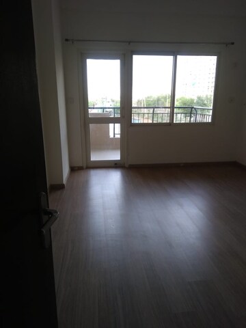 Room in 2.5 BHK Apartment at Ramprastha Awho, Sector 95 – for Rent