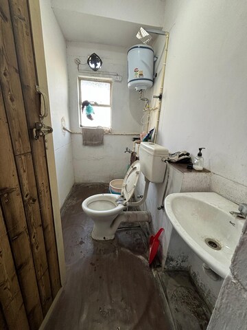 Bathroom in 1.5 BHK Apartment at DLF One Midtown, Moti Nagar – for Rent