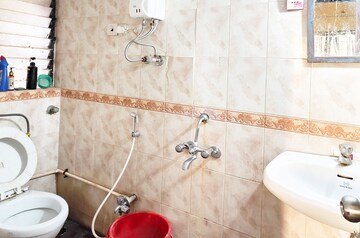 Bathroom in  Pg at Malad West – for Rent