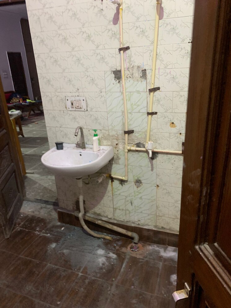 Bathroom, keshav-dham-rajendra-nagr 4 Bedroom 407 Sq.Mt. Villa In Rajendra Nagar Ghaziabad 7909210