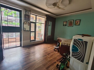 Parking in 3 BHK Builder Floor at Sector 42 – for Rent