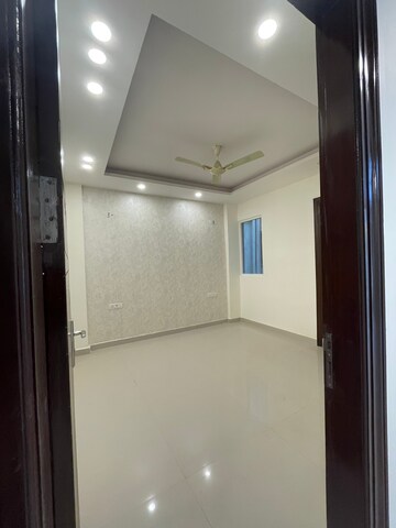 Room in 4 BHK Apartment at Aradhya Homes, Sector 67a – for Rent