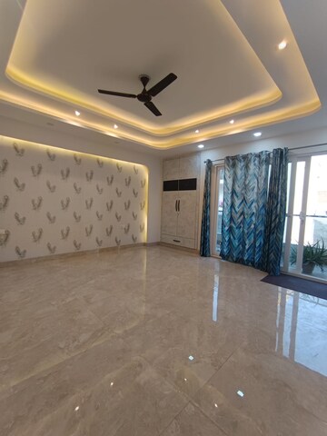 Bedroom in 4 BHK Builder Floor at Sector 42 – for Rent