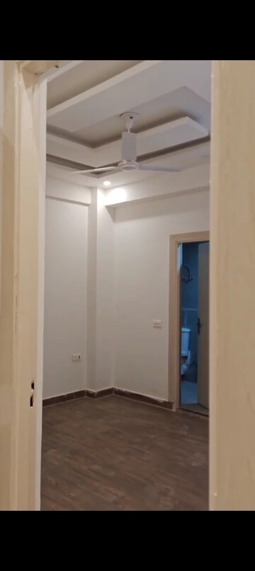 Room in 3 BHK Apartment at Amrapali Golf Homes, Sector 4, Greater Noida – for Sale