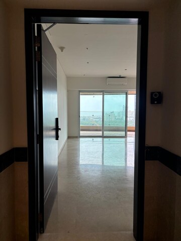 Room in 4 BHK Apartment at Lokhandwala Minerva Mahalaxmi, Mahalaxmi – for Sale