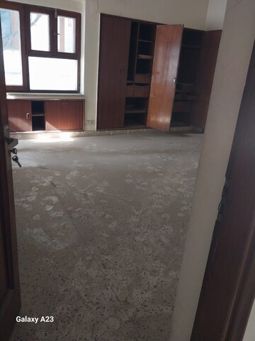 Room in 6+ BHK Independent House at Safdarjung Development Area – for Rent