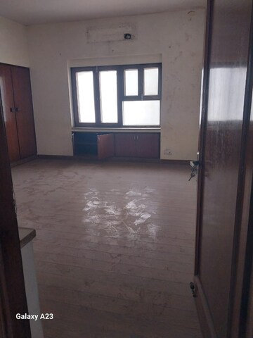 Room in 6+ BHK Independent House at Safdarjung Development Area – for Rent