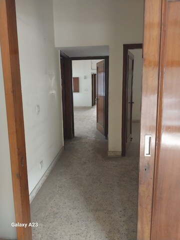 Room in 6+ BHK Independent House at Safdarjung Development Area – for Rent