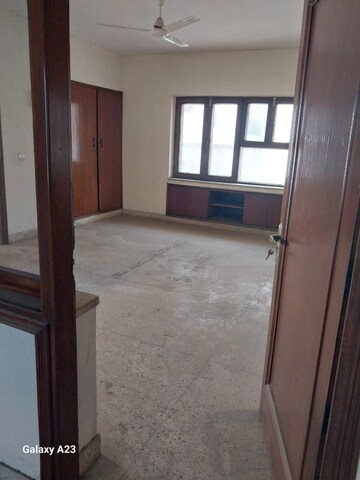 Room in 6+ BHK Independent House at Safdarjung Development Area – for Rent