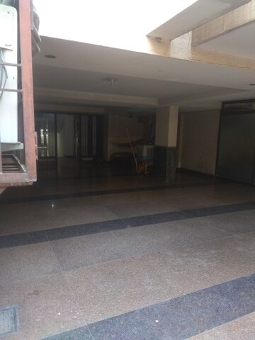 Parking in 6+ BHK Independent House at Maharani Bagh – for Sale